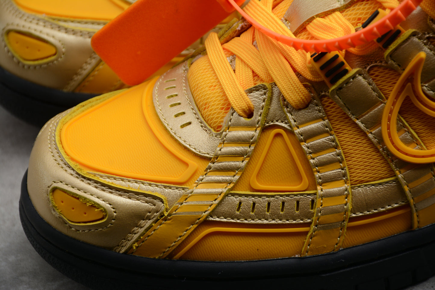 Off-White x Nike Air Rubber Dunk“University Gold